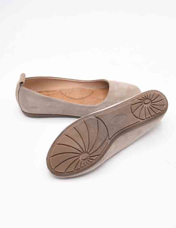 נעל בובה נוגה