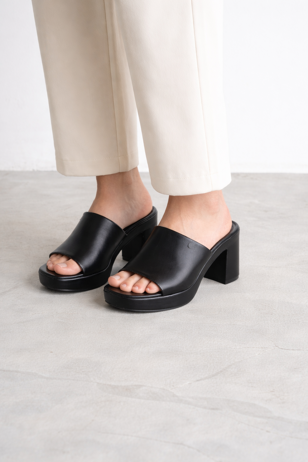 URBAN CHIC MULE