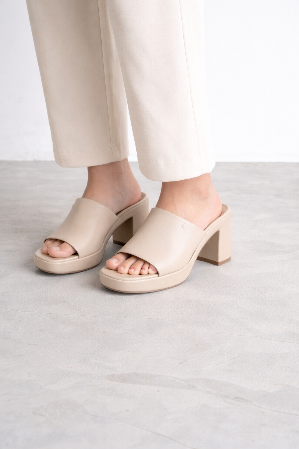 URBAN CHIC MULE